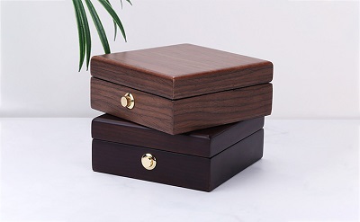 How does jewelry box play up feelings