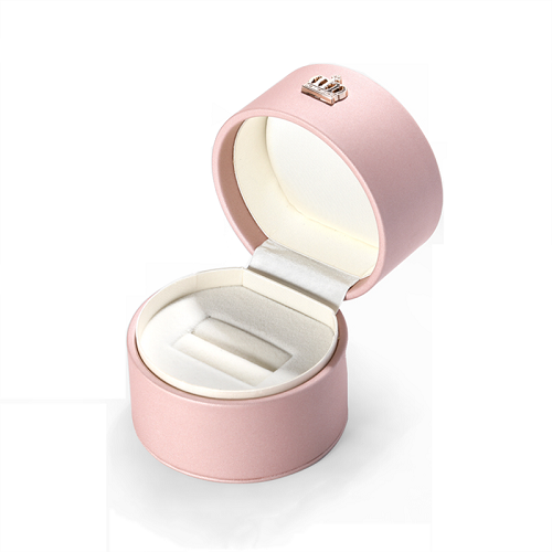How does the jewelry box attract customers' attention